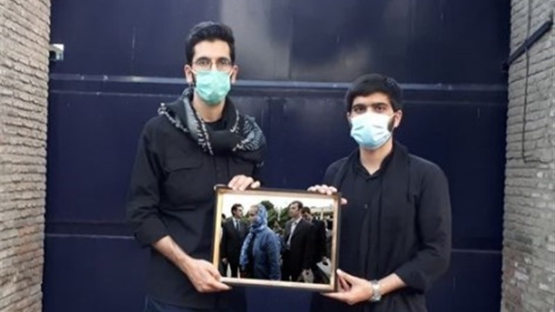 هدیه جالب دانشجویان به سفارت انگلیس در تهران