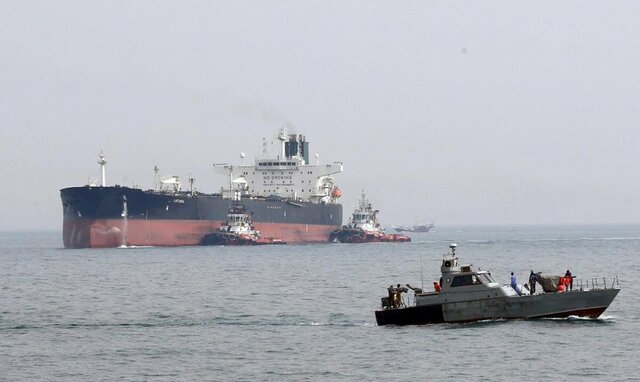 شناور خارجی حامل ۲۰۰ هزار لیتر سوخت قاچاق در خلیج‌فارس توقیف شد