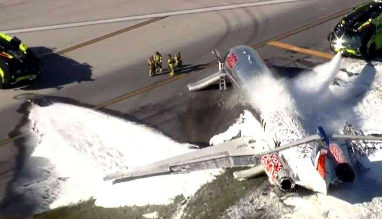 یک هواپیمای مسافربری با ۱۲۶ سرنشین در آمریکا آتش گرفت