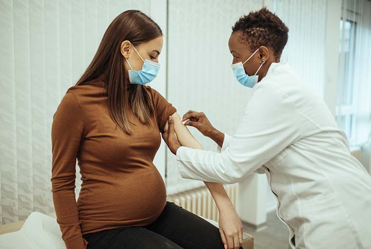  واکسن کرونا نه تنها مادران باردار را در معرض خطر قرار نمی‌‌دهد، بلکه نوزاد را هم ایمن می‌کند