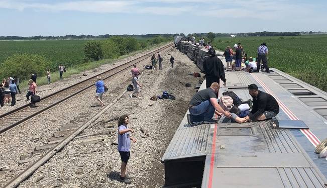 واژگونی قطار در آمریکا بر اثر برخورد با کامیون؛ ۳ کشته و ۵۰ مجروح به‌جای گذاشت