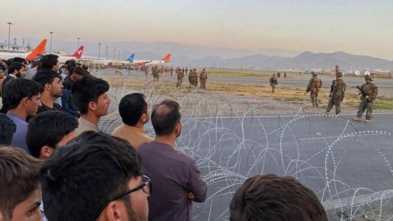 هواپیماهای نظامی تخلیه‌کننده دیپلمات‌ها و غیرنظامیان از کابل دوباره به پرواز درآمدند