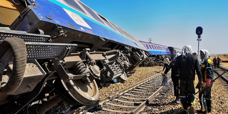 قطار مشهد به یزد از ریل خارج شد | 10 کشته و 50 مصدوم طی این حادثه + تصاویر