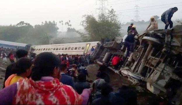 خروج مرگبار قطار مسافربری از ریل در هند؛ ۹ نفر کشته شدند