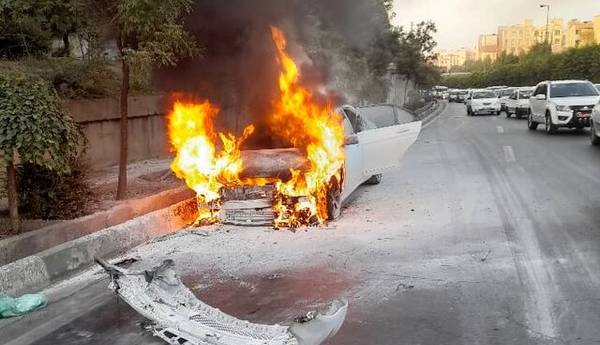 خودروی «بنز» در بزرگراه آتش‌ گرفت