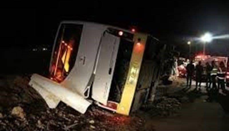 ۲۱ مصدوم بر اثر واژگونی اتوبوس در محور ایرانشهر ـ بم؛ وضعیت ۸ نفر وخیم است