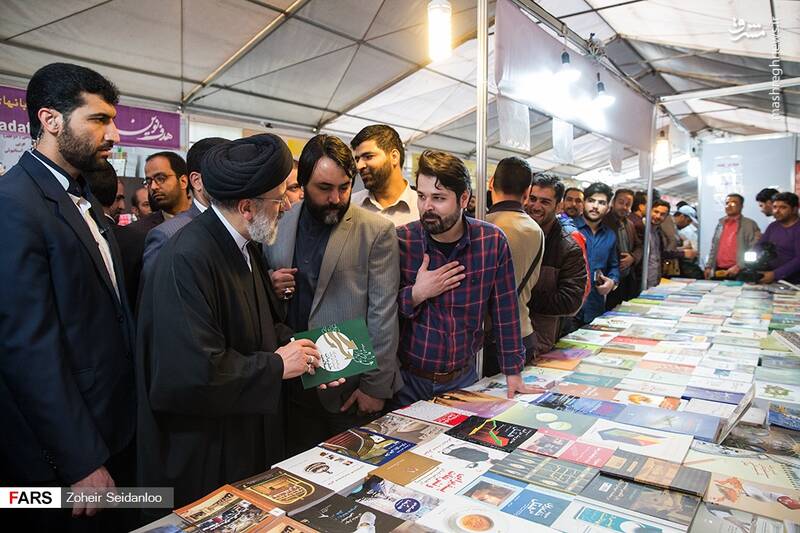 رئیس جمهور سرزده از نمایشگاه کتاب بازدید کرد