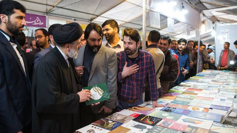 رئیس جمهور سرزده از نمایشگاه کتاب بازدید کرد