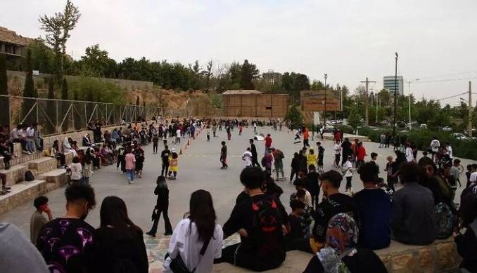 روزنامه همشهری: دختران شیرازی که کشف حجاب کردند ضدانقلاب نیستند