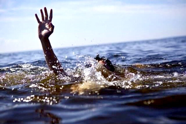 اعضای خانواده ۶ نفره گرفتار امواج دریا در محمودآباد شدند