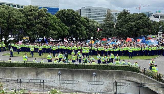 چهارمین روز اعتراضات کرونایی نیوزیلندی‌ها در محوطه بیرونی پارلمان