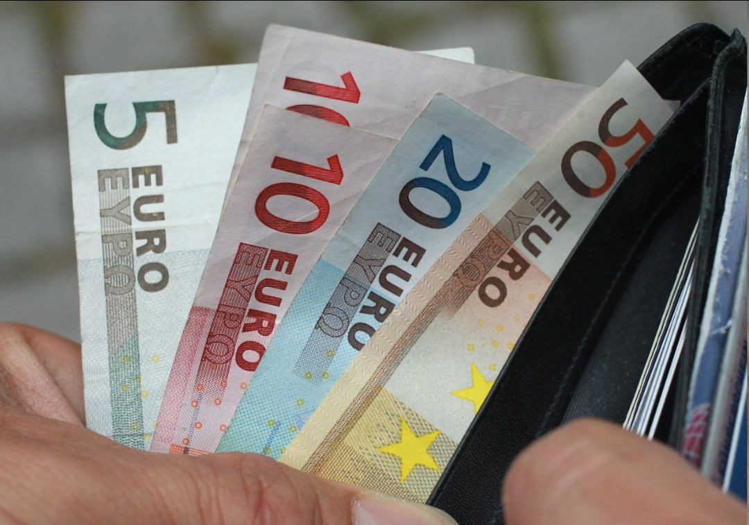 رقابت نفس‌گیر یورو با دلار