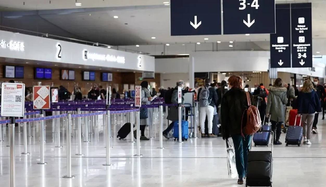 کشته شدن فرد تهدید کننده با سلاح سرد در فرودگاه فرانسه