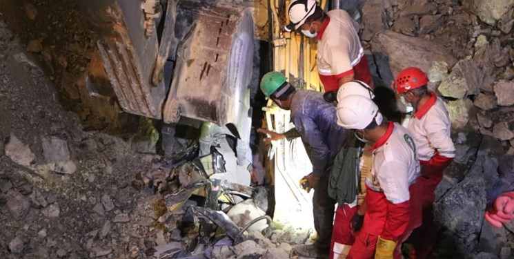 اولین جسد حادثه معدن ارزوئیه با تلاش ۱۵ ساعته نیروهای هلال‌احمر پیدا شد