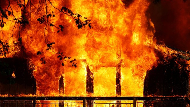 کالیفرنیا در جهنم؛ هزاران نفر مجبور به تخلیه خانه‌هایشان شدند