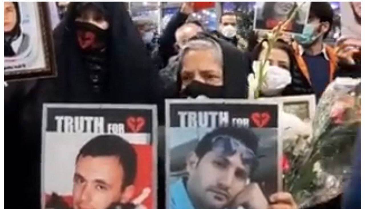 تجمع خانواده شهدای حادثه هواپیمای اوکراینی در فرودگاه امام خمینی(ره)