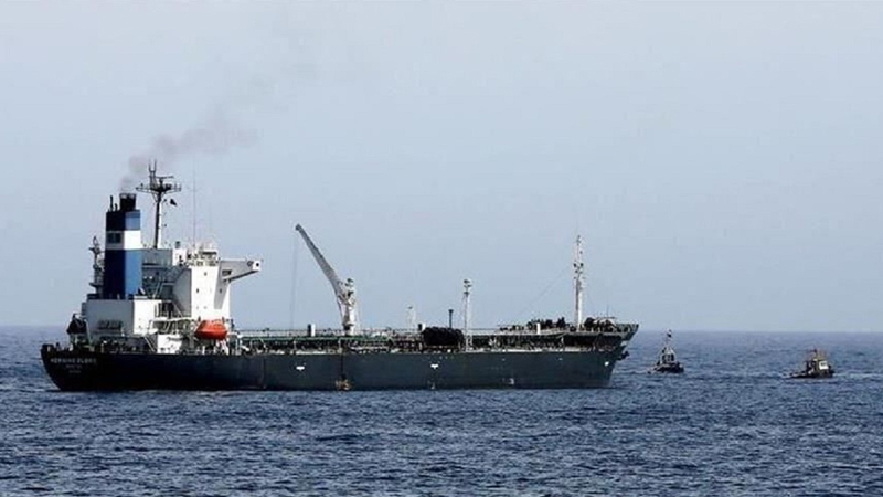 غرق شدن یک نفتکش یمنی در آب‌های نزدیک بندر عدن