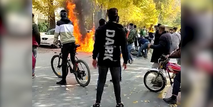آتش زدن موتور پلیس و تخریب آمبولانس توسط معترضین در اصفهان