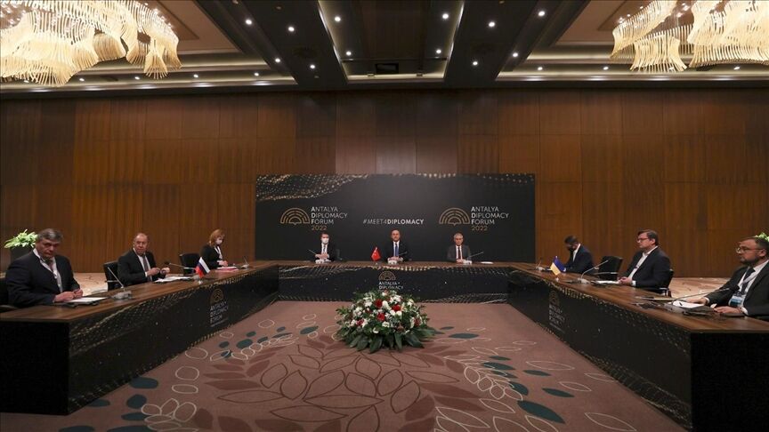 آغاز نشست سه جانبه وزیران خارجه روسیه، اوکراین و ترکیه در آنتالیا