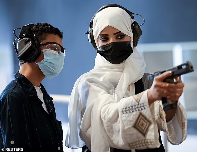 کار با اسلحه و تیراندازی؛ آزادی جدید زنان سعودی