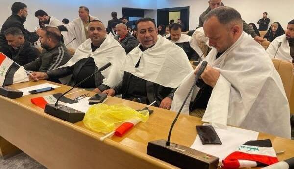 نمایندگان «صدر» با کفن و لباس نظامی در پارلمان عراق حاضر شدند